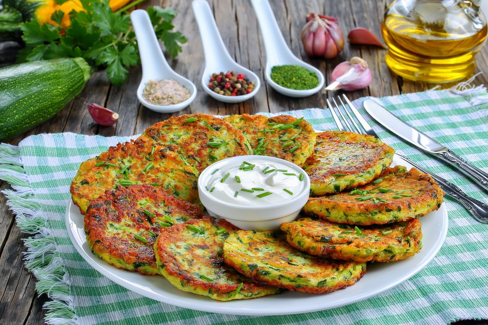 Saftige Zucchini Reibekuchen mit Kräutern