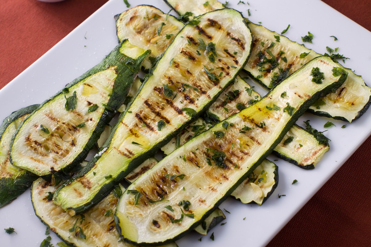 Saftige Zucchini in Knoblauch Öl Marinade vom Grill