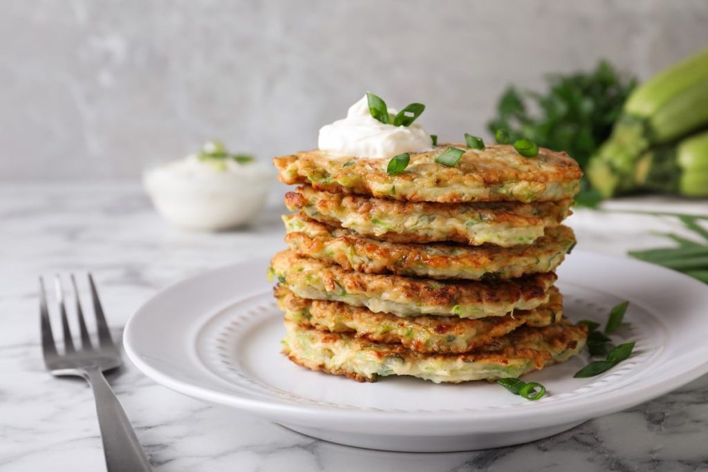 Saftige Zucchinipuffer mit Porree