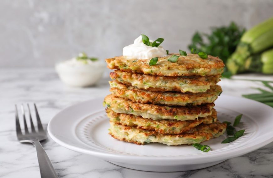Saftige Zucchinipuffer mit Porree, Knoblauch und Gewürzen