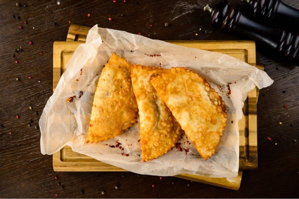 Saftige kaukasische Tschebureki mit Fleisch und Zwiebeln
