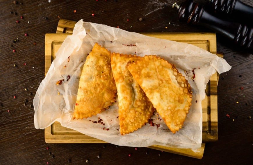 Saftige kaukasische Tschebureki mit Fleisch und Zwiebeln