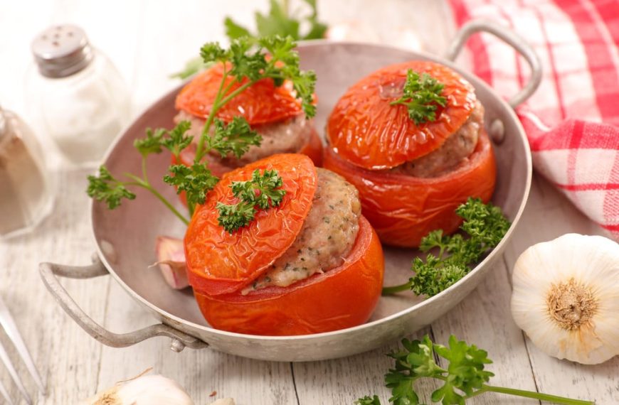 Saftige mit Fleisch und Koriander gefüllte Tomaten