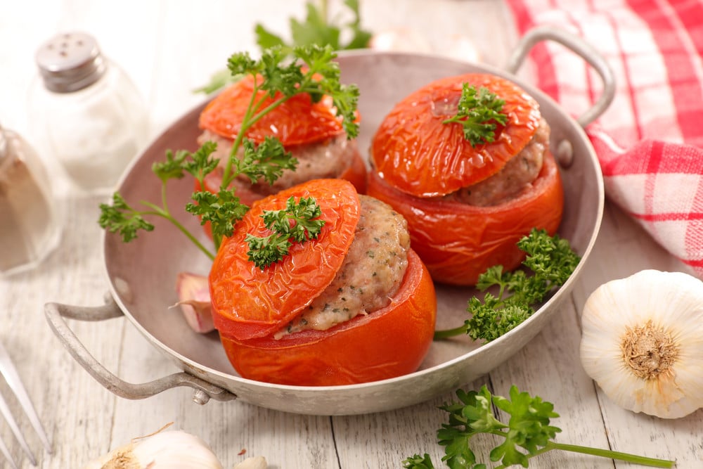 Saftige mit Fleisch und Koriander gefüllte Tomaten