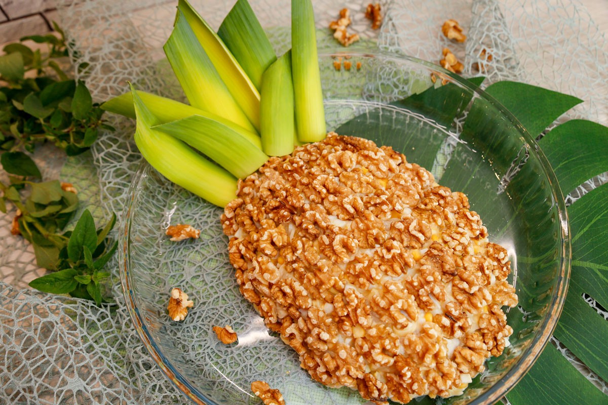 Saftiger Ananas Salat mit Walnüssen