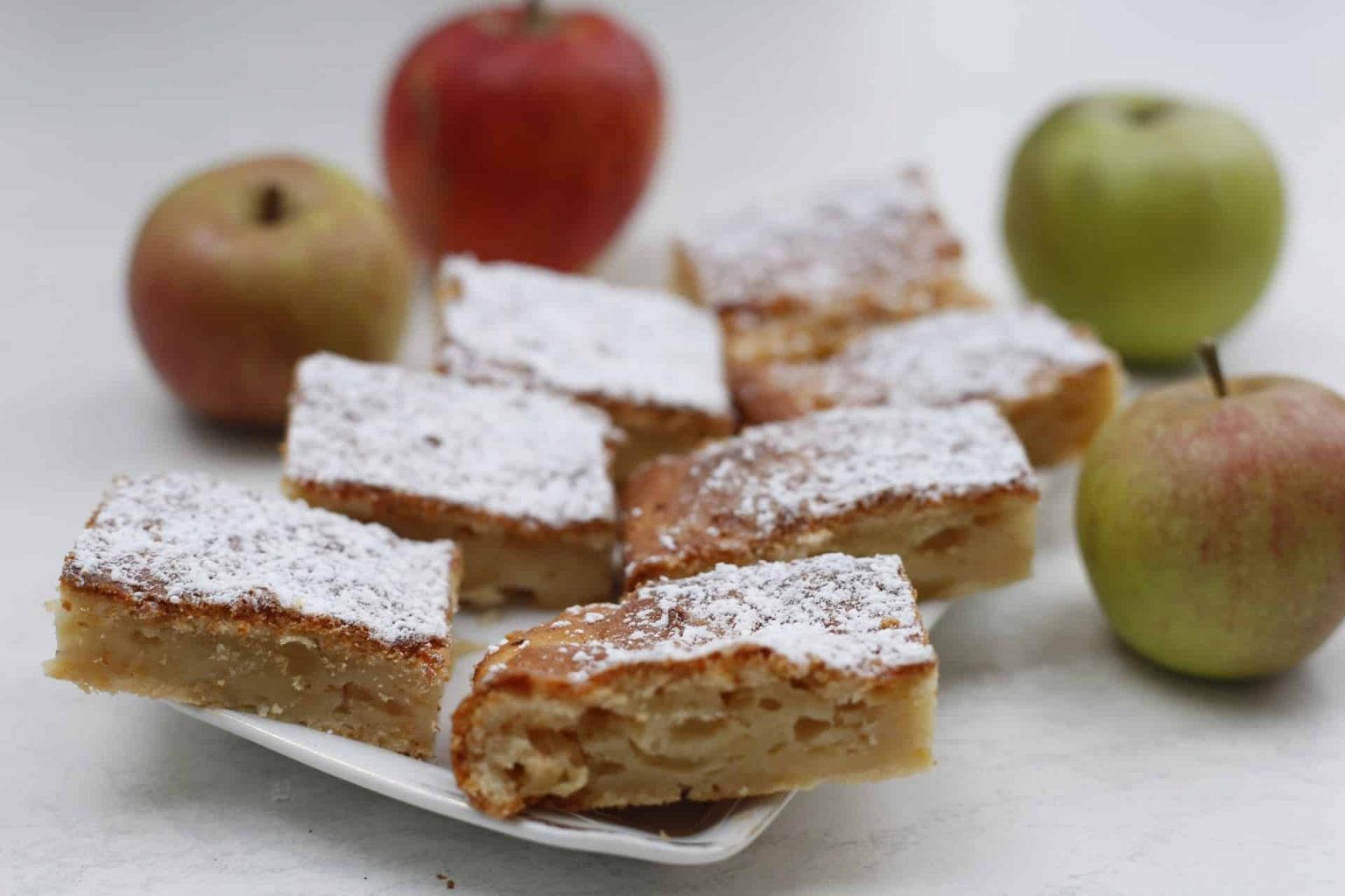 Saftiger Apfelkuchen mit Frischkäse und Zimt