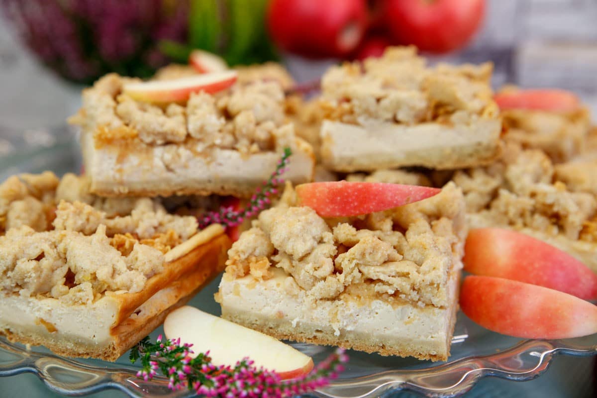 Saftiger Apfelkuchen mit Streuseln und Karamell Frischkäse Creme