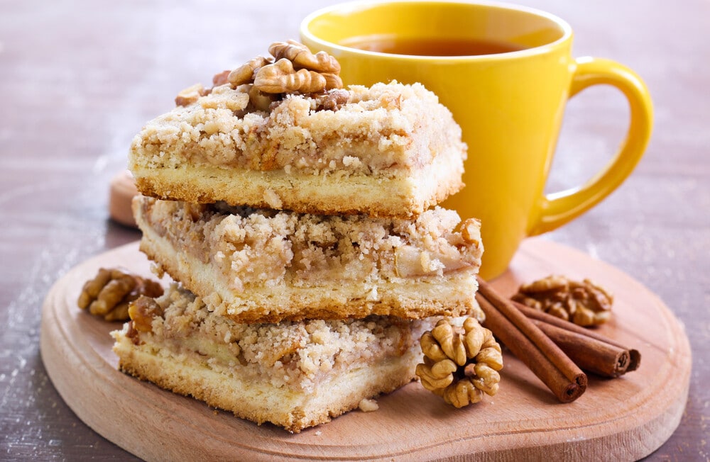 Saftiger Apfelkuchen mit Streuseln und Walnüssen vom Blech