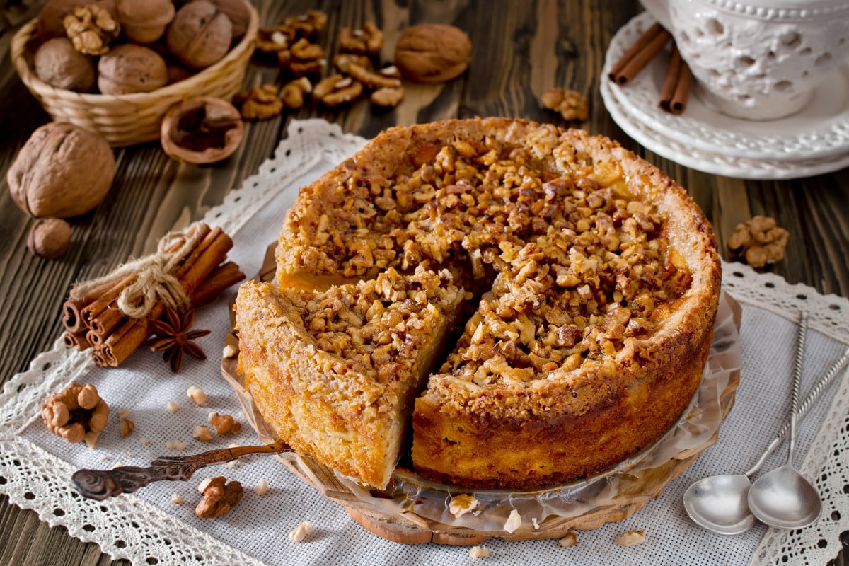 Saftiger Apfelkuchen mit Walnüssen und Zimt