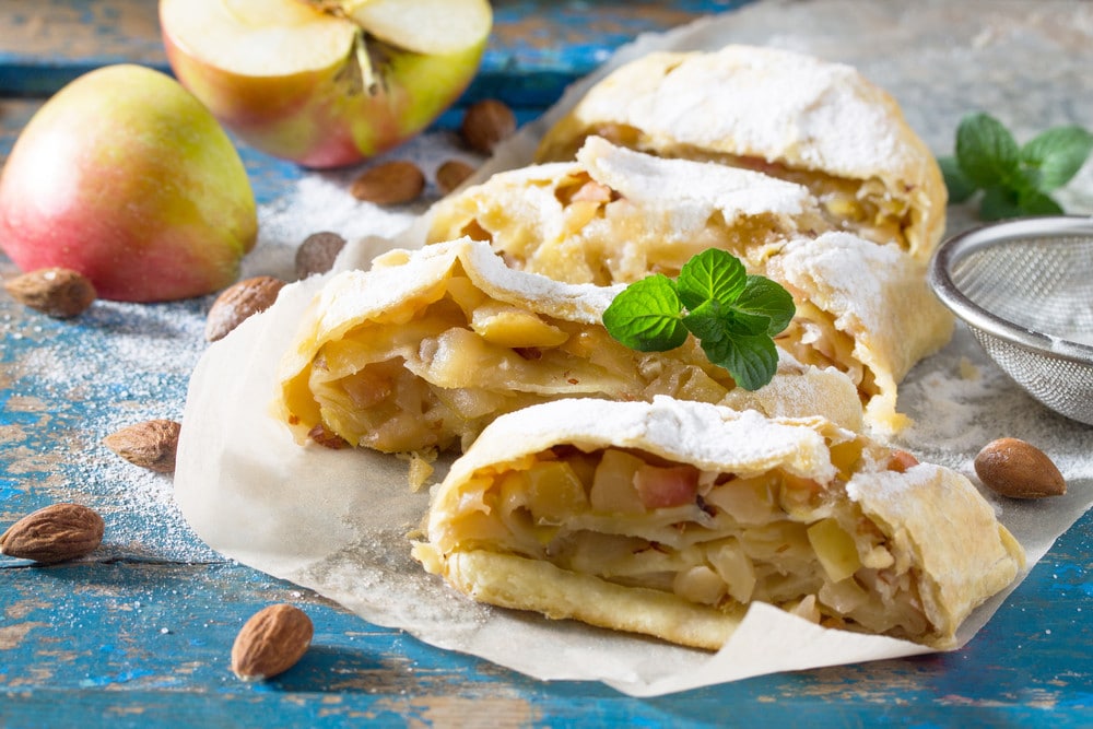 Saftiger Apfelstrudel mit Mandeln und Birnen aus Blätterteig