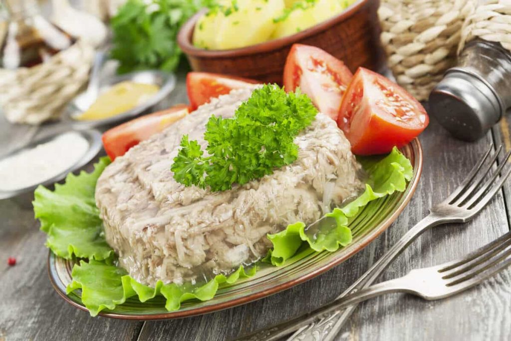 Saftiger Aspik mit Hähnchenfleisch