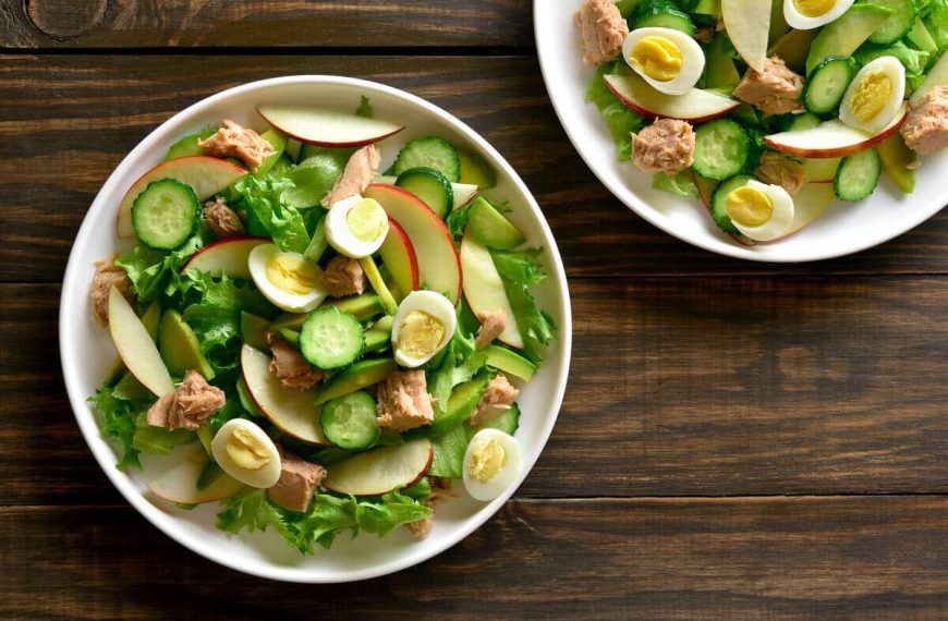 Saftiger Avocadosalat mit Wachteleiern, Thunfisch und Äpfeln