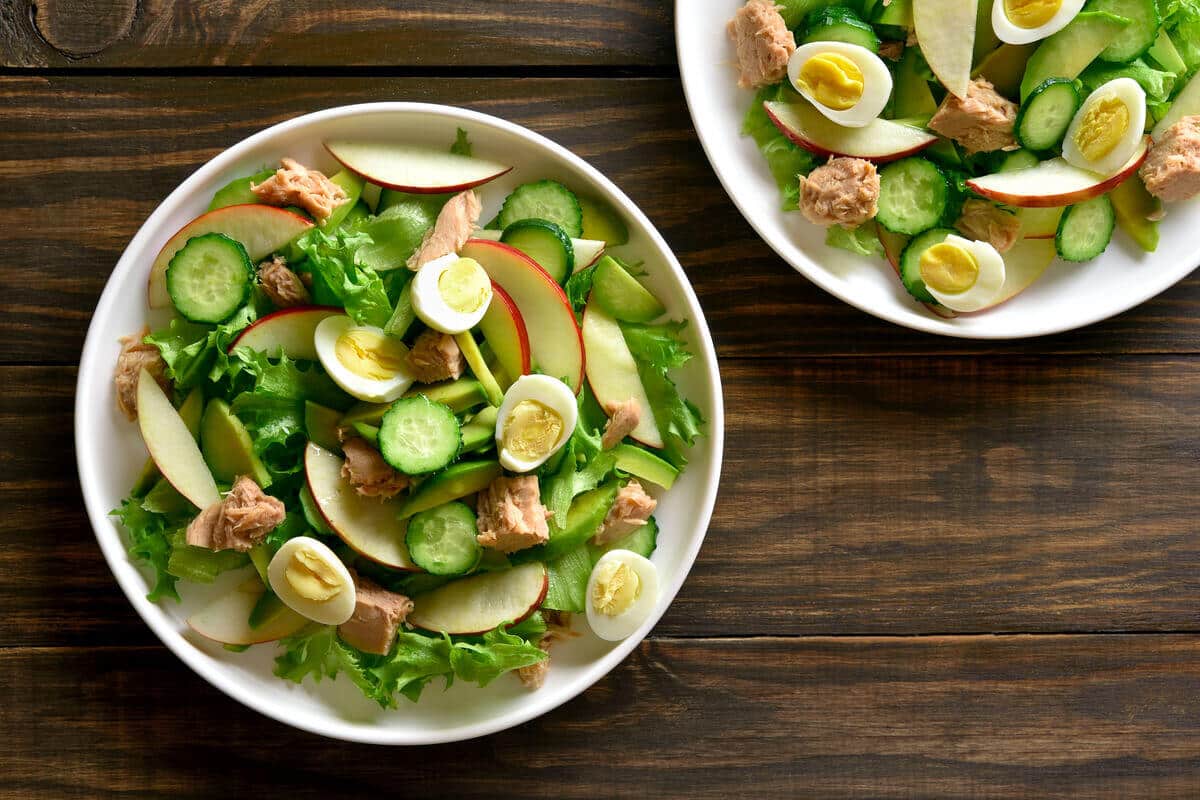 Saftiger Avocadosalat mit Wachteleiern