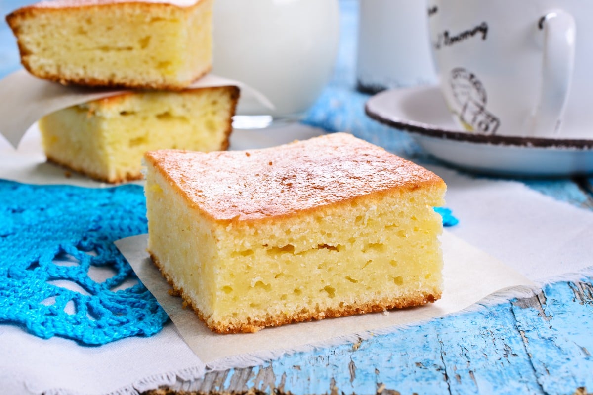 Saftiger Biskuitkuchen mit Kefir ohne Eier