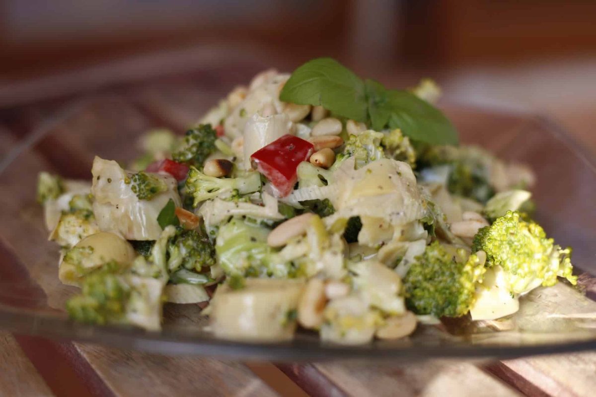 Brokkolisalat mit Perlgraupen, Mais, Champignons und Paprika