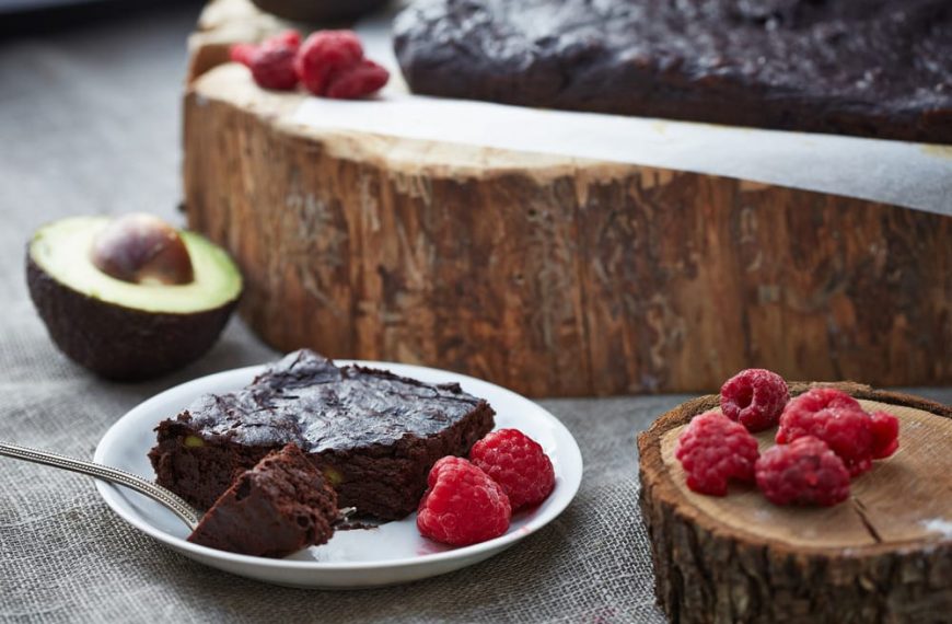 Saftiger Brownie Schokokuchen mit Eiern und Avocado