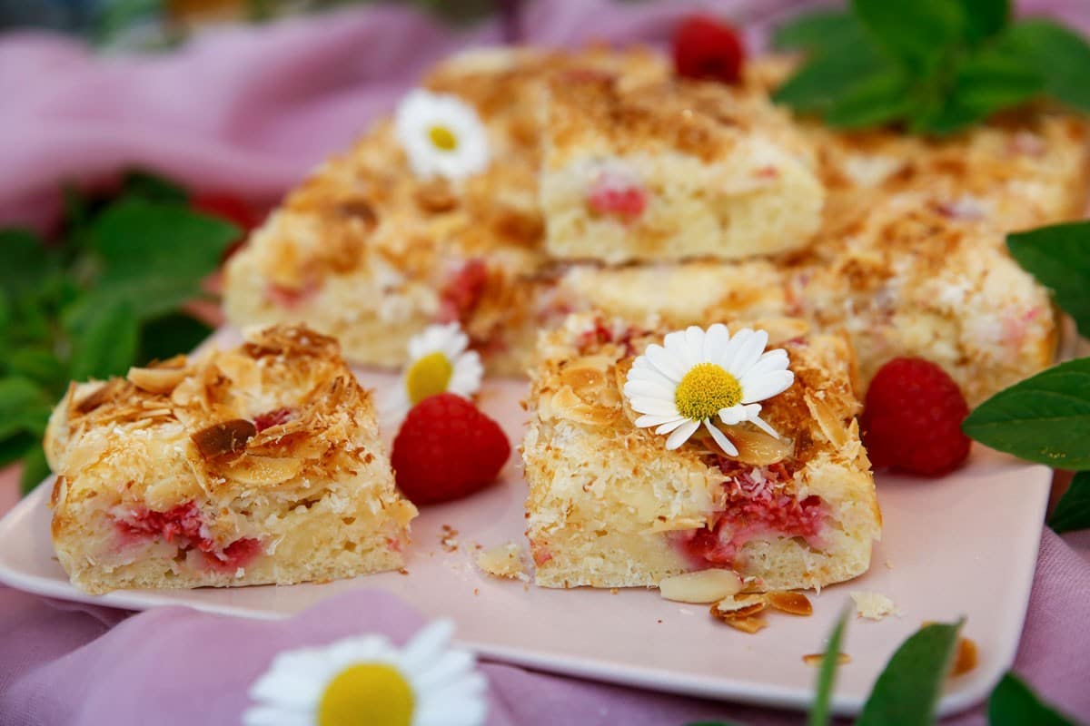 Saftiger Buttermilchkuchen mit Himbeeren