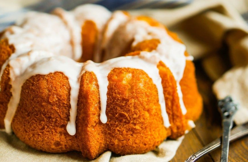 Saftiger Eierlikörkuchen mit Zuckerguss – Einfaches Kuchenrezept zu Ostern