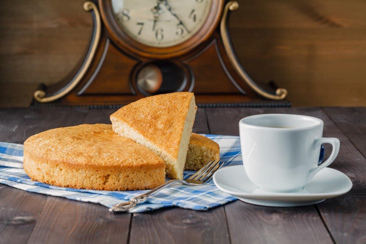 Saftiger Grießkuchen mit Milch und Pflanzenöl