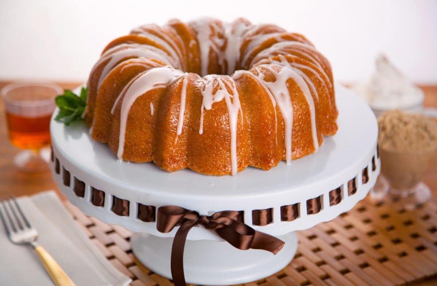 Saftiger Gugelhupf mit Rum und aromatischem Zuckerguss