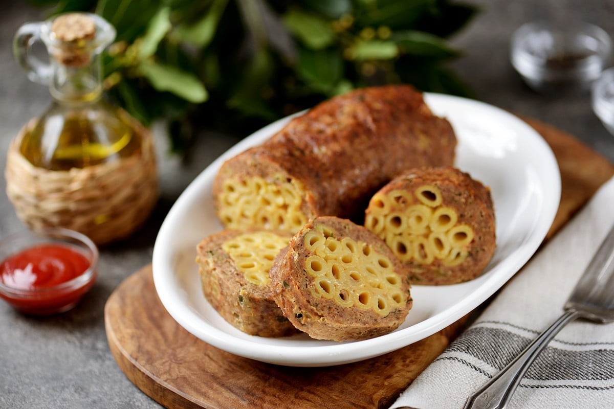 Saftiger Hackbraten mit Nudeln gefüllt aus dem Backofen