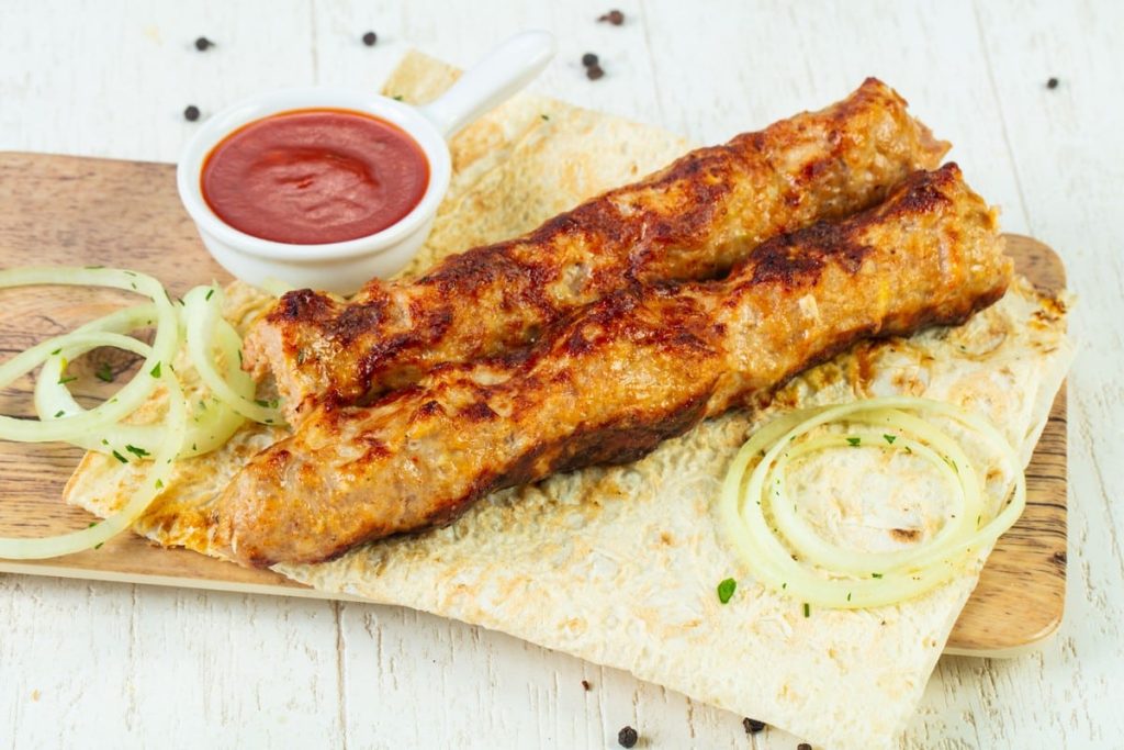 Saftiger Hähnchenkebab mit Petersilie