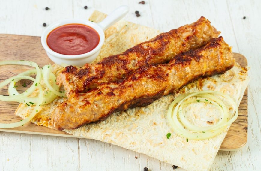 Saftiger Hähnchenkebab mit Petersilie