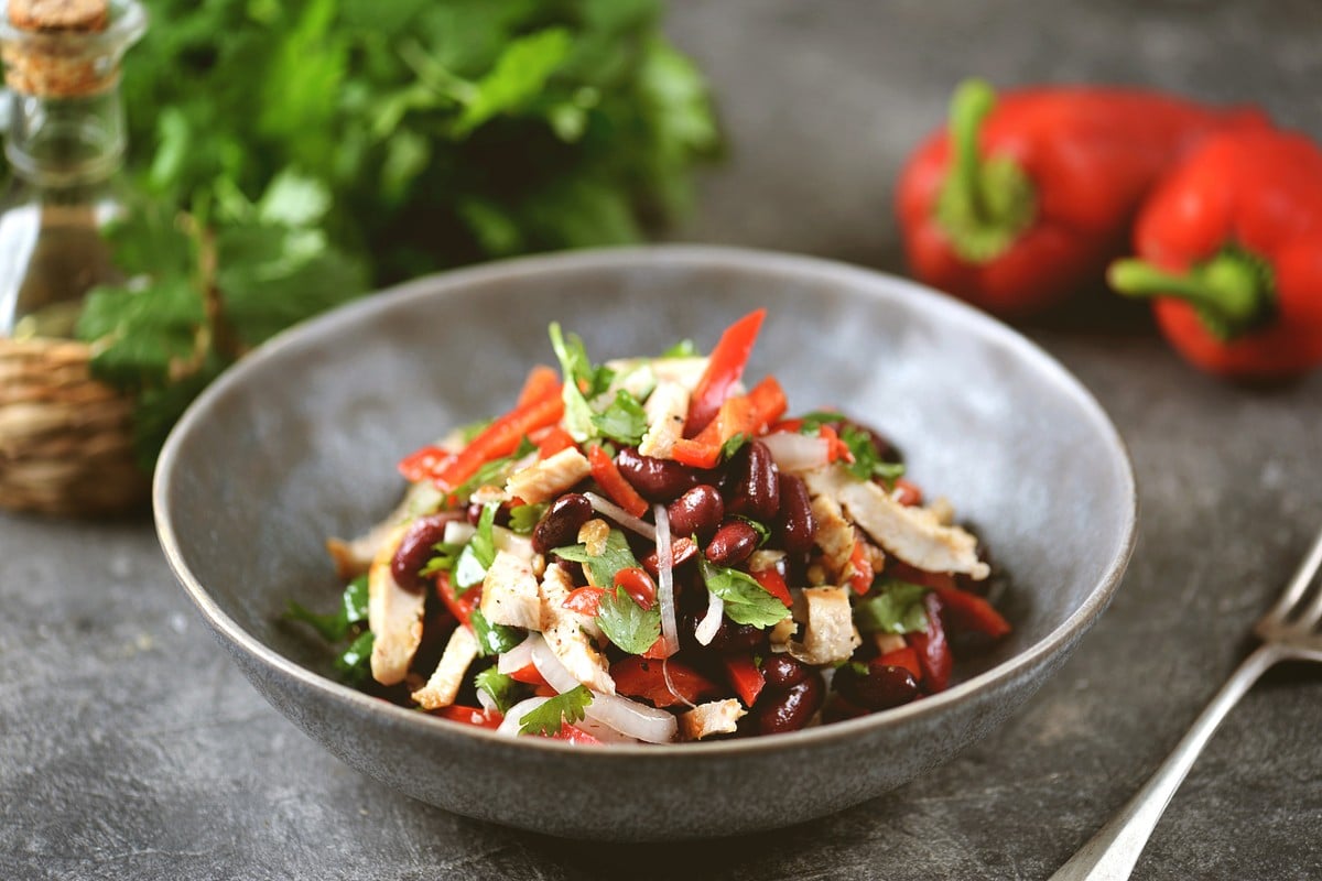 Saftiger Hähnchensalat mit Bohnen