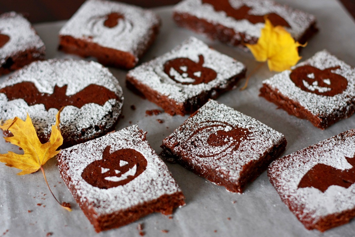 Saftiger Halloween Brownie Schokokuchen mit Puderzucker