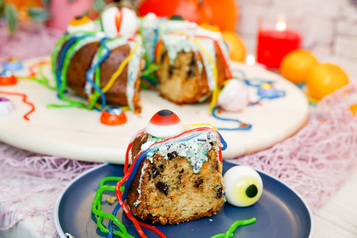 Saftiger Halloween Gugelhupf Kuchen mit Monsteraugen