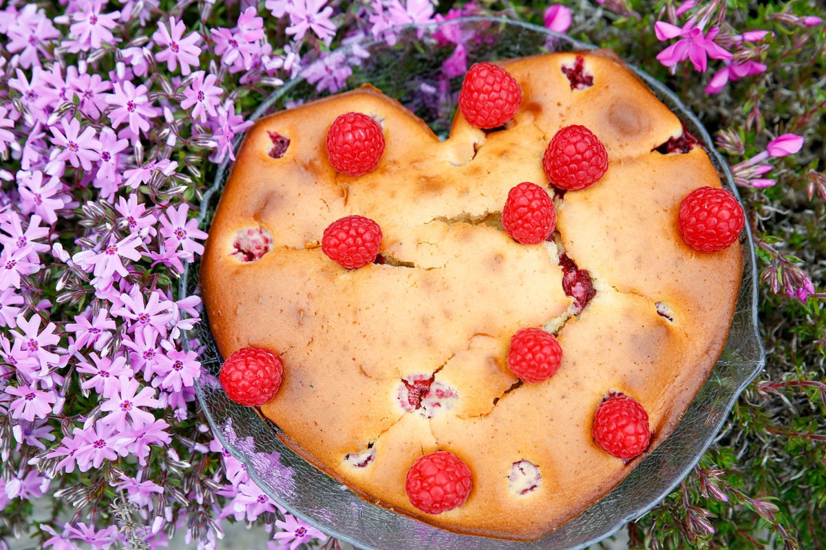 Saftiger Himbeerkuchen aus Rührteig - Herzkuchen mit Zitrone und Sahne