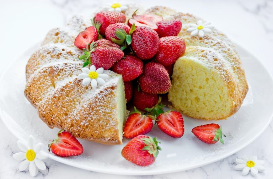 Saftiger Joghurtkuchen im Gugelhupf mit Erdbeeren