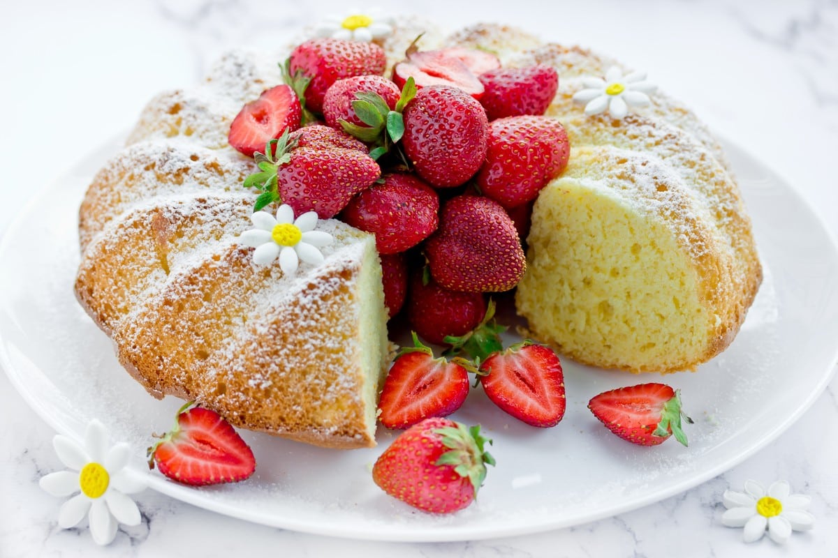 Saftiger Joghurtkuchen im Gugelhupf mit Erdbeeren