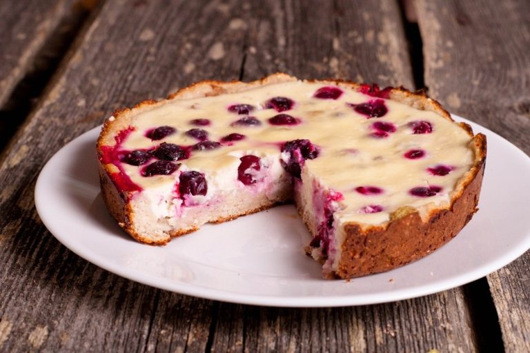 Saftiger Käsekuchen mit Kirschen und Mürbeteig