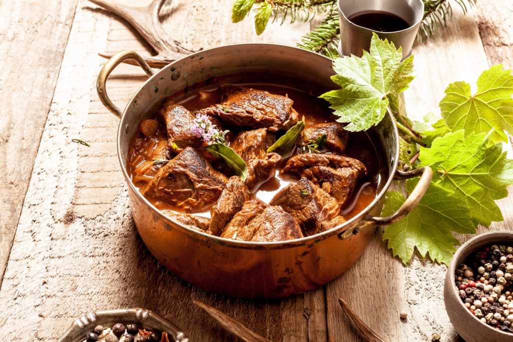 Saftiger Kaninchenbraten mit Speck