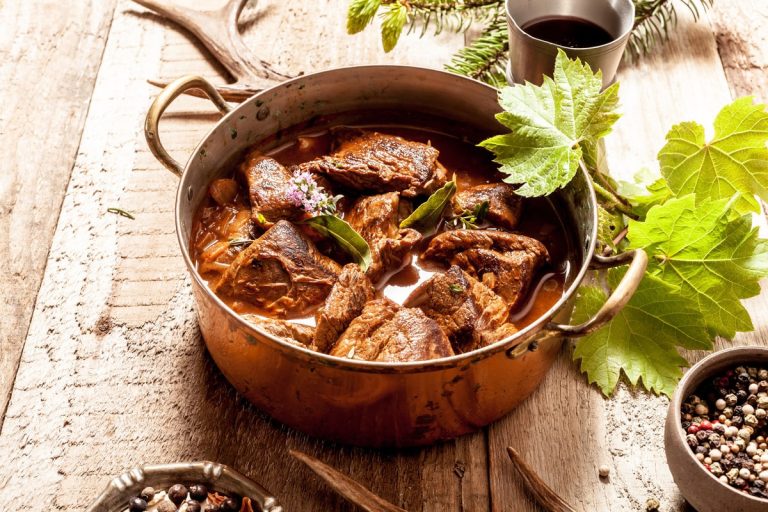 Saftiger Schweinebraten mit Rotwein und Gemüse