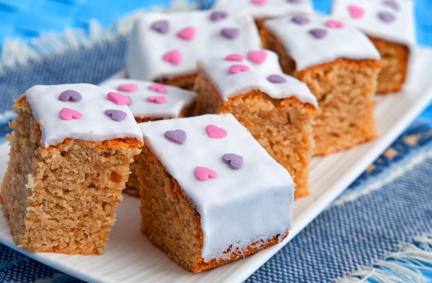 Saftiger Karottenkuchen als festliches Osterdessert