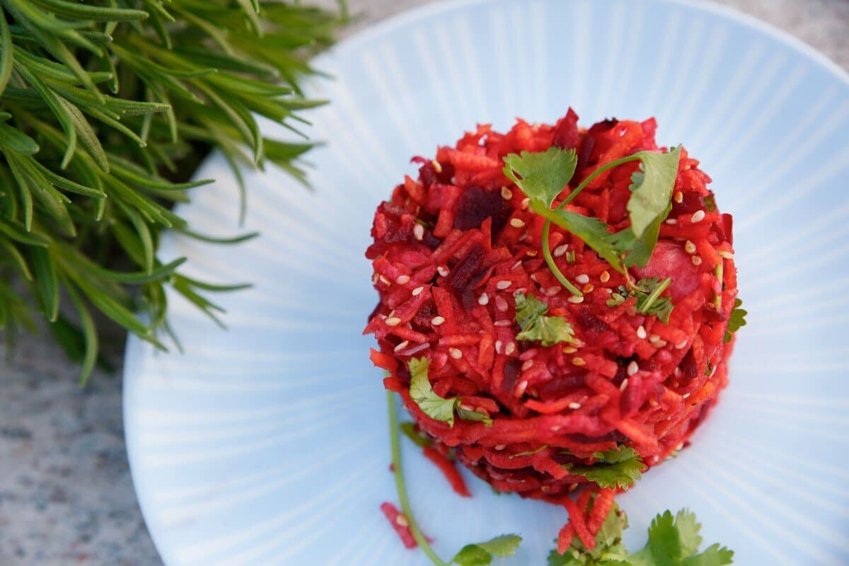 Saftiger Karottensalat mit roter Beete und Apfel