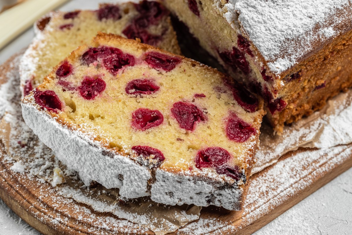 Saftiger Kirschkuchen aus Rührteig mit frischen Kirschen