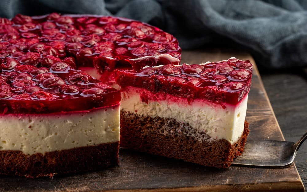 Saftiger Kirschkuchen mit Schokoboden und Sahnecreme