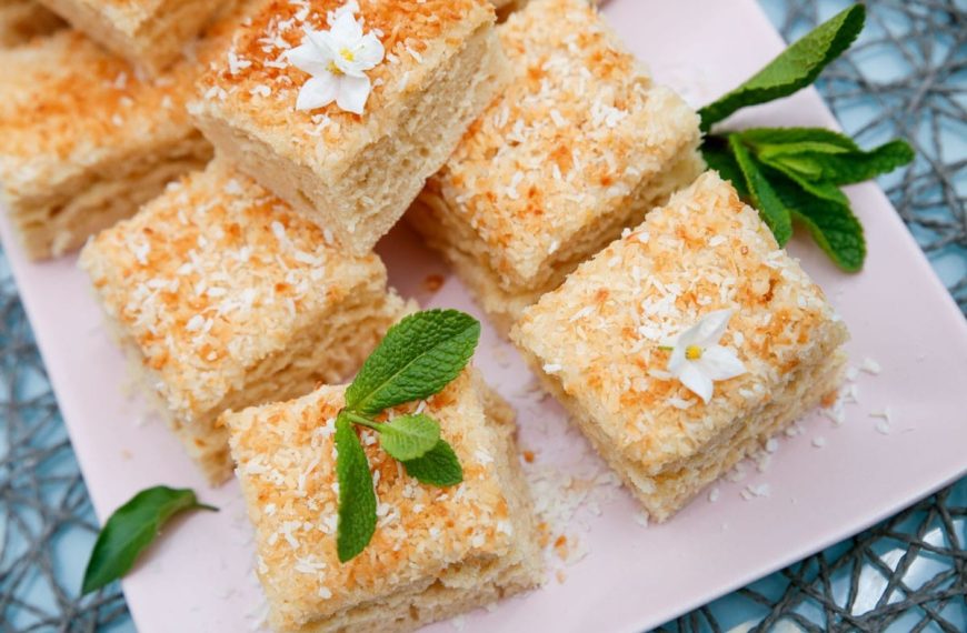 Saftiger Kokoskuchen mit Kefir, Kokosraspeln und Sahne