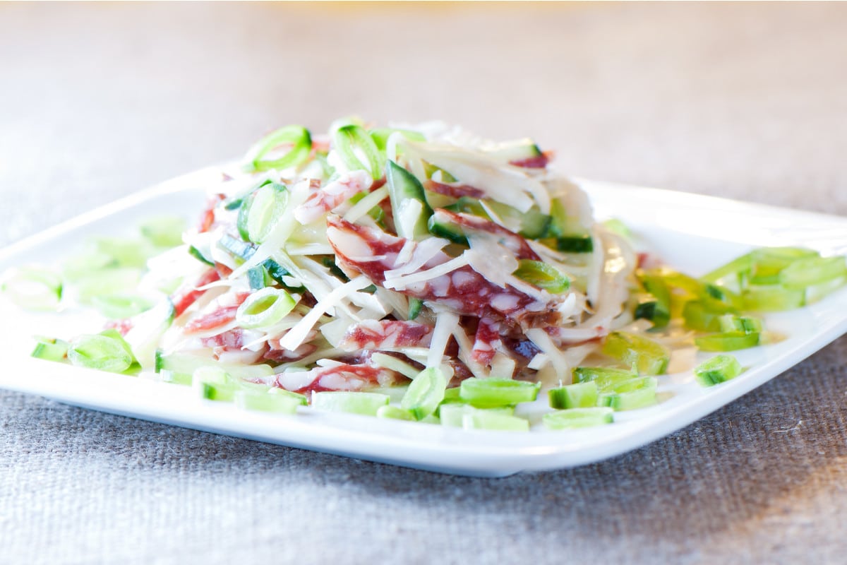 Saftiger Krautsalat mit geräucherter Wurst