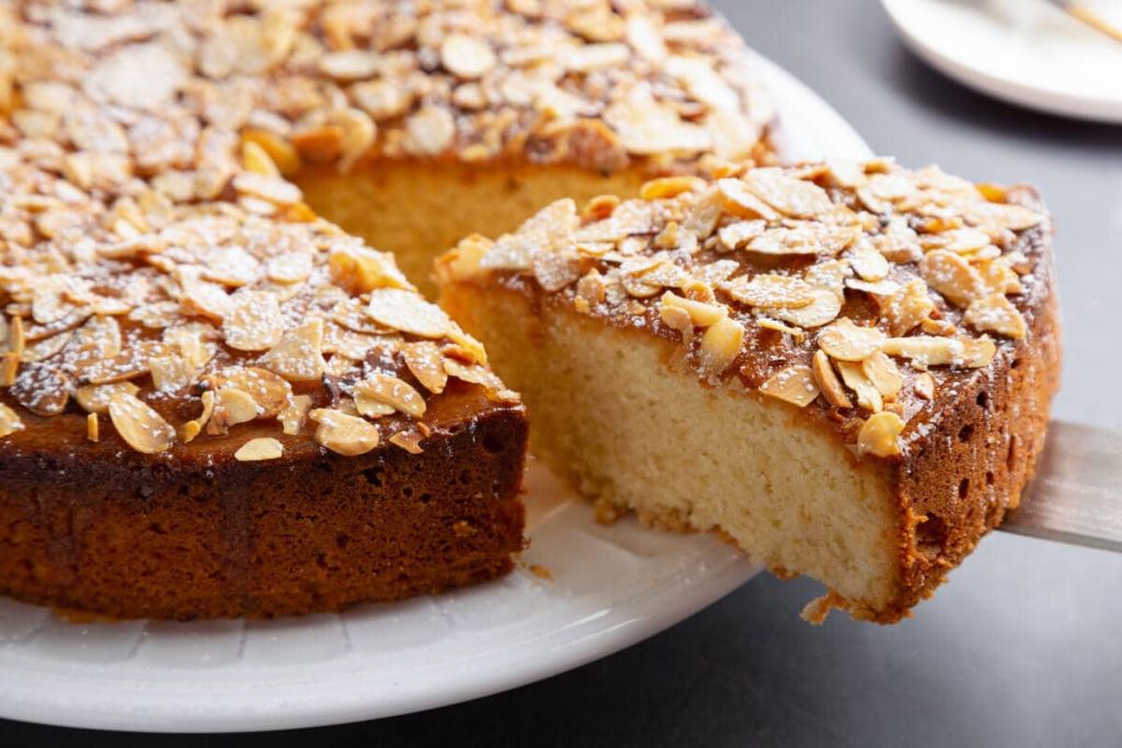 Saftiger Mandelkuchen mit Orangen und Puderzucker