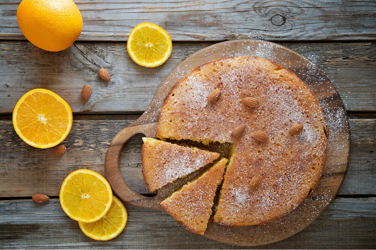 Saftiger Mandelkuchen ohne Mehl mit Orangen und Likör