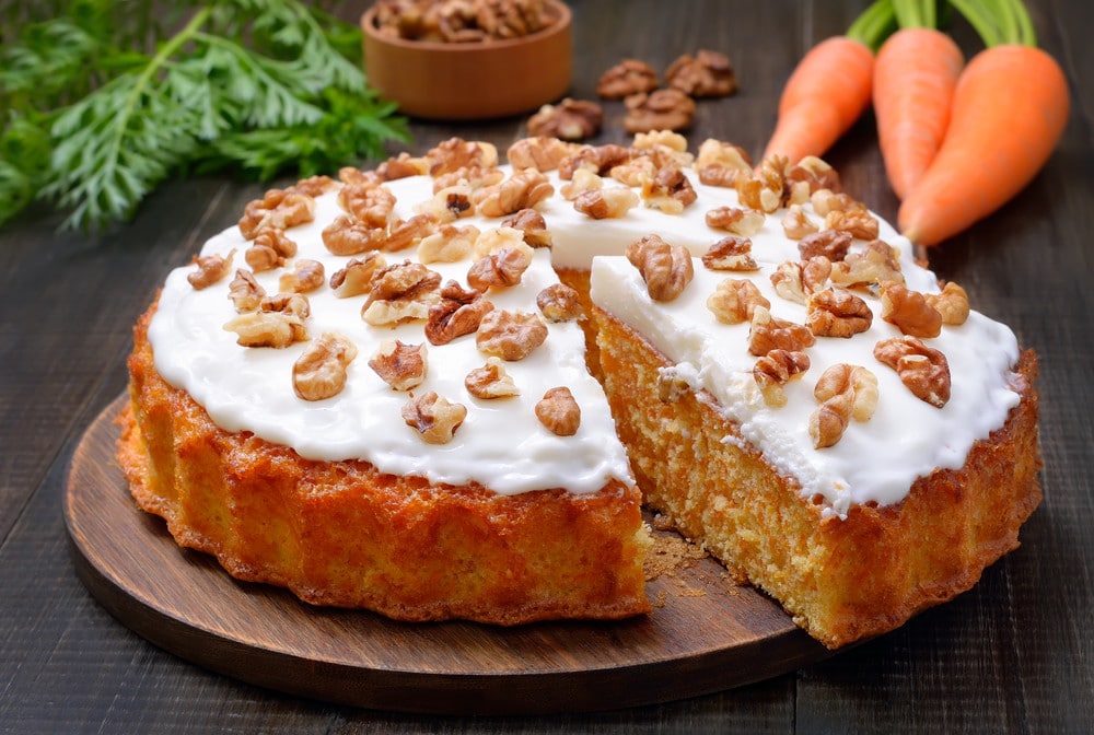 Saftiger Möhrenkuchen aus Mandeln mit Zuckerguss - Ostermenü