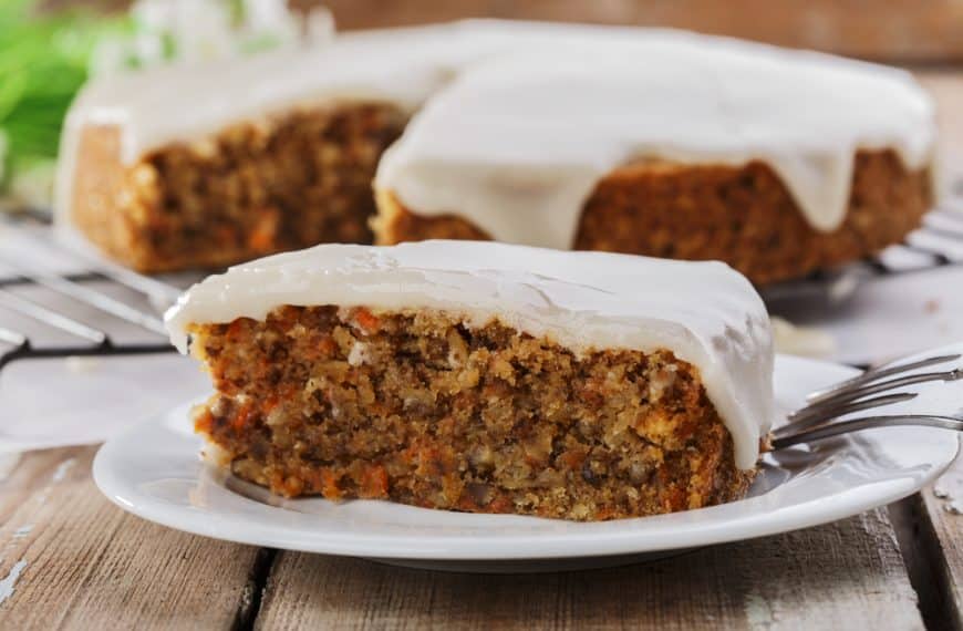 Saftiger Möhrenkuchen mit Datteln und Frischkäse