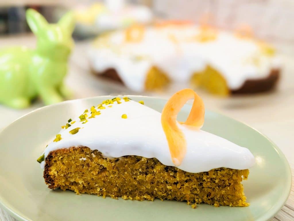 Saftiger Möhrenkuchen mit Mandeln und Kokosnussjoghurt