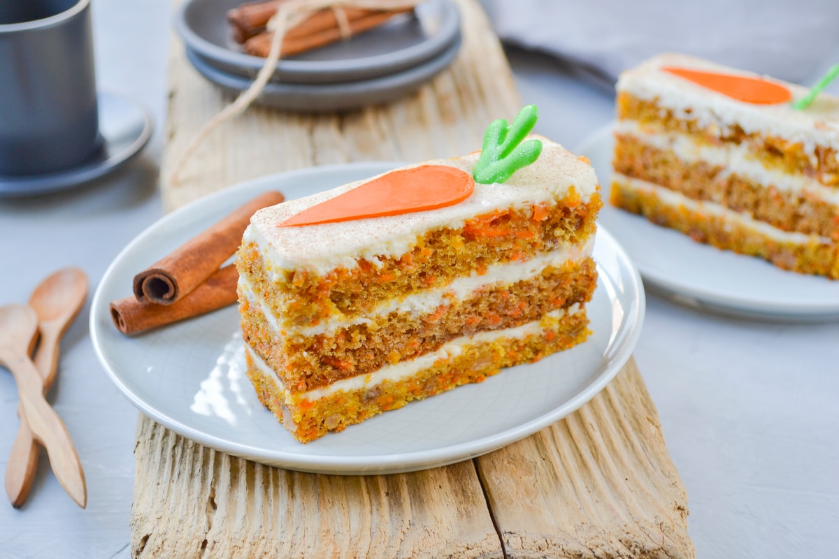 Saftiger Möhrenkuchen mit Walnüssen und Frosting