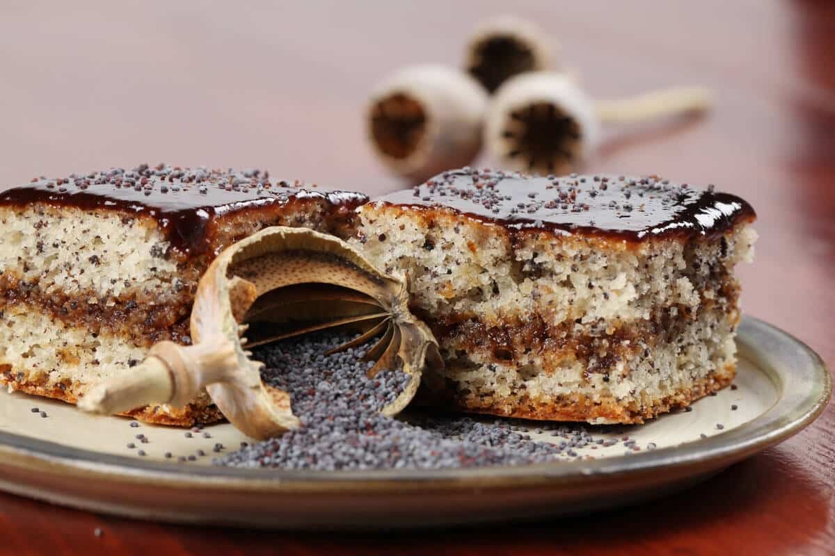 Saftiger Mohnkuchen mit Buttercreme aus Kondensmilch und Ganache