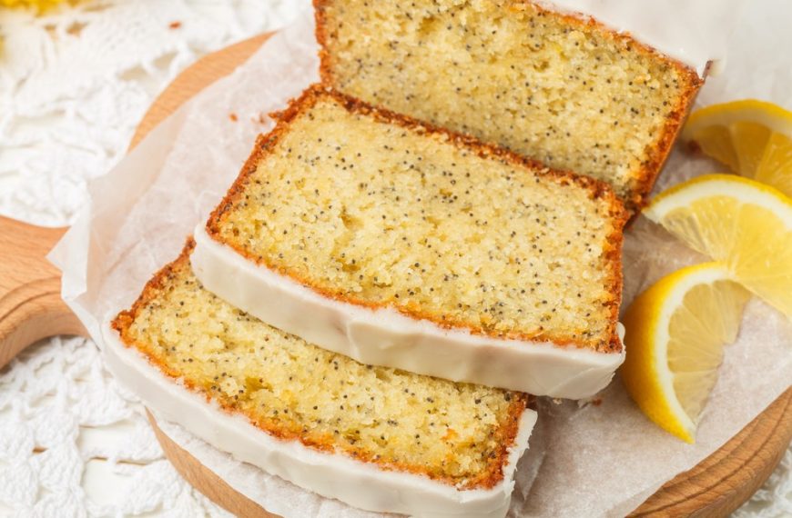 Saftiger Mohnkuchen mit Zuckerglasur
